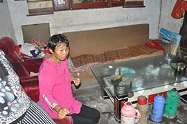 神康扶贫关爱行动:神康援助患精神分裂20多年无钱医治的于佩珍