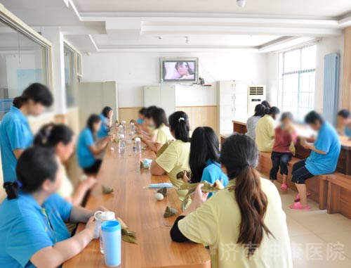 济南神康医院医院端午送关怀,病房飘粽香